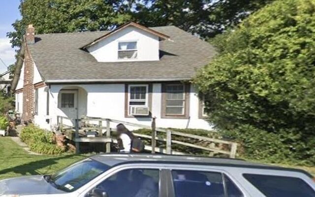 1 Brewster St, Bay Shore, NY 11706 (House View)