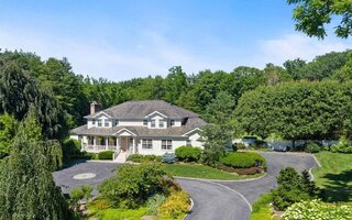 1 Donna Dr, Oyster Bay, NY 11771