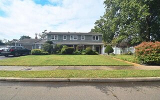 1 Greentree Cir, Westbury, NY 11590
