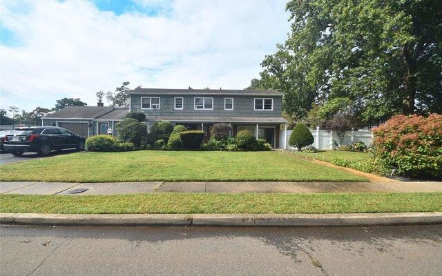 1 Greentree Cir, Westbury, NY 11590 (House View)