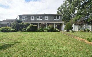 1 Greentree Cir, Westbury, NY 11590