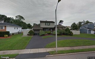 10 Autumn Ln, Amityville, NY 11701