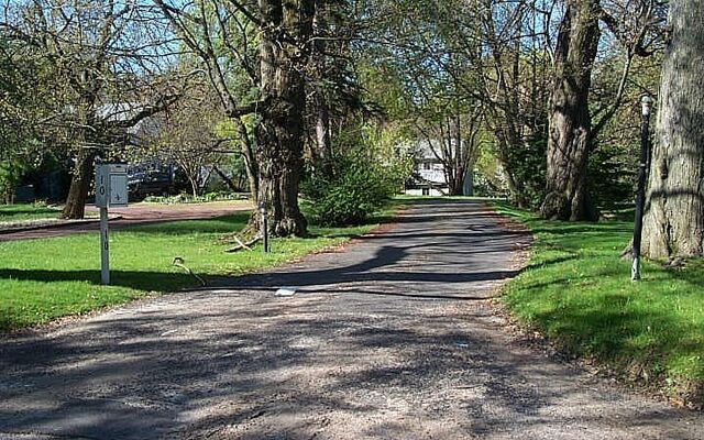 10 Cricket Ln, Great Neck, NY 11024