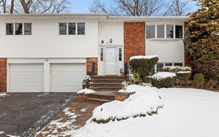 10 Lenore St, Syosset, NY 11791