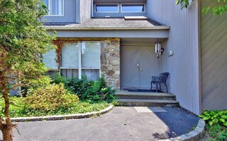 10 Stirrup Ln, Northport, NY 11768