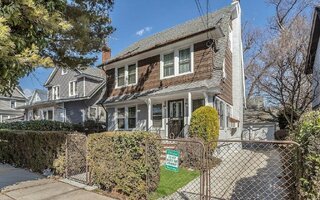 100-15 197th St, Hollis, NY 11423