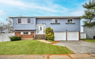 1018 North Dr, Merrick, NY 11566