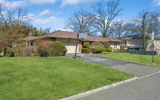 11 Dicks Ln, Roslyn, NY 11576