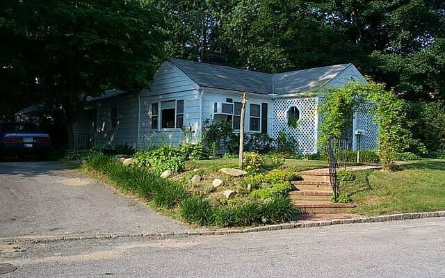 11 Alex Ln, Glen Cove, NY 11542