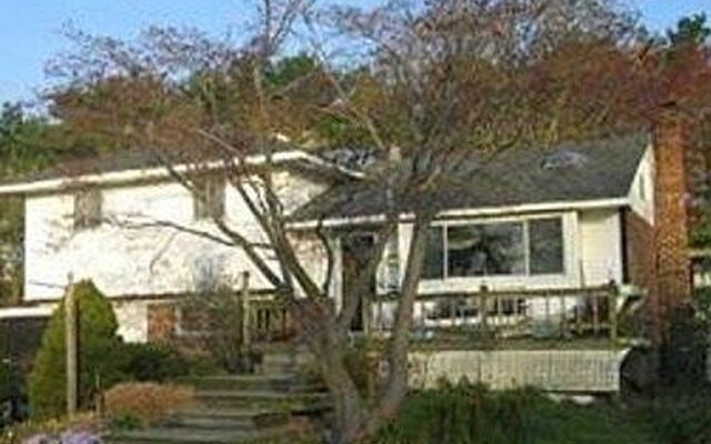 11 Lee Dr, Farmingdale, NY 11735