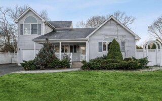 12 Vincent Pl, Oakdale, NY 11769