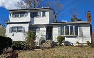 120 Glenwood Rd, Glenwood Landing, NY 11547