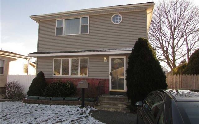 121 36th St, Lindenhurst, NY 11757