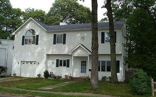 125 Smith St, Massapequa Park, NY 11762