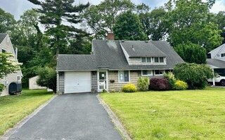 126 Rim Ln, Hicksville, NY 11801