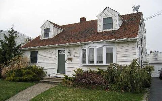 13 Hayes Rd, Amityville, NY 11701