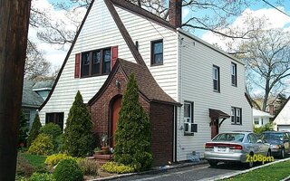 132 Smith St, Merrick, NY 11566