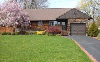 133 Veronica Ln, North Babylon, NY 11703