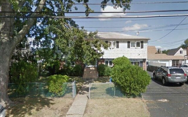 135 Bergen Ct, Copiague, NY 11726 (Road)