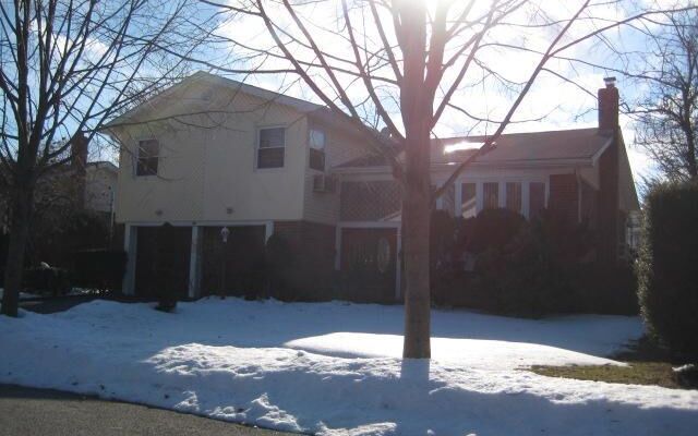 14 Bonnie Dr, Westbury, NY 11590