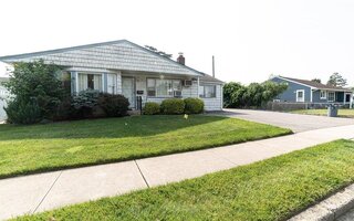 14 Lois Ln, Farmingdale, NY 11735