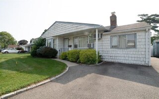 14 Lois Ln, Farmingdale, NY 11735