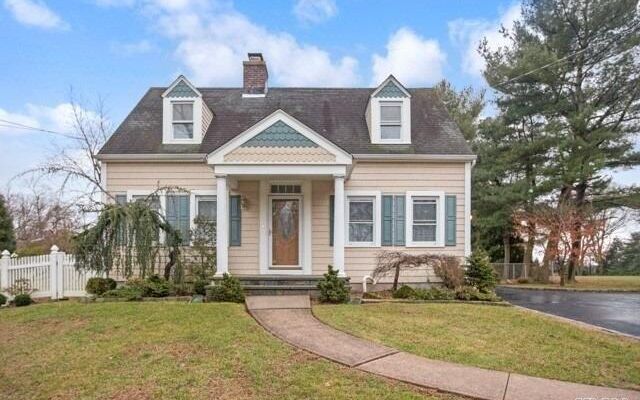1450 Merritts Rd, Farmingdale, NY 11735 (Porch)