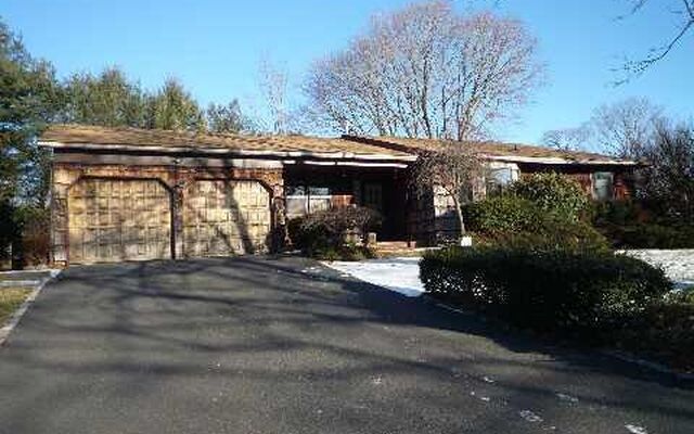 15 Dix Cir, Huntington Station, NY 11746