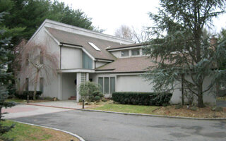 15 Elizabeth Dr, Syosset, NY 11791