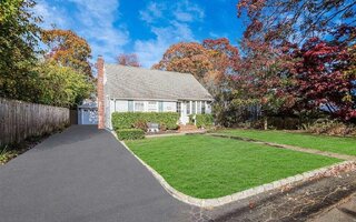 15 W Hemlock St, Islip, NY 11751