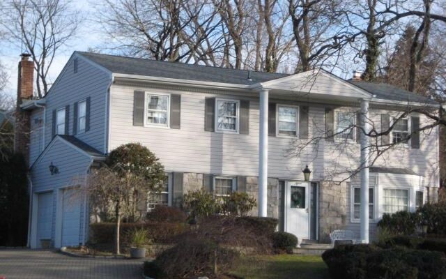 15 Willow Ct, Manhasset, NY 11030