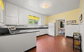 150 Douglas Rd, Staten Island, NY 10304