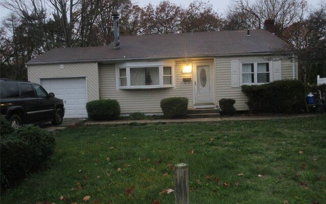1550 N Gardiner Dr, Bay Shore, NY 11706 (Yard)