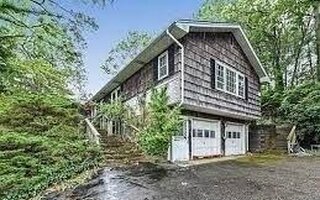 156 Sugar Toms Ln, East Norwich, NY 11732