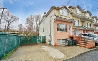 16 Cranberry Ct, Staten Island, NY 10309