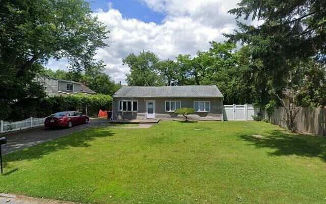 16 Lincoln Dr, Oakdale, NY 11769