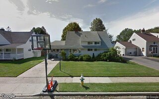 16 Topper Ln, Levittown, NY 11756