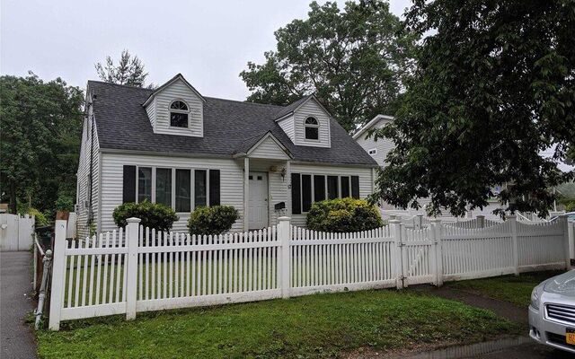 17 Rodney Pl, Amityville, NY 11701