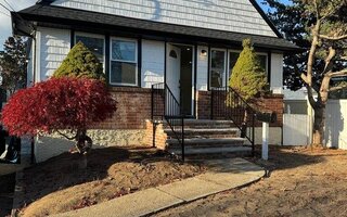 1747 Chestnut St, Merrick, NY 11566