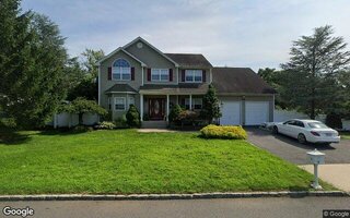 18 Woodridge Ln, Coram, NY 11727