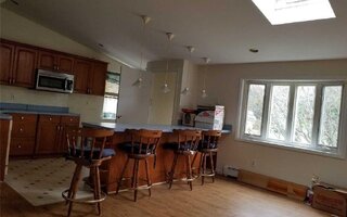 18 Hickory Ln, Levittown, NY 11756