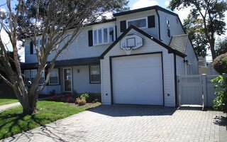 18 Hickory Ln, Levittown, NY 11756