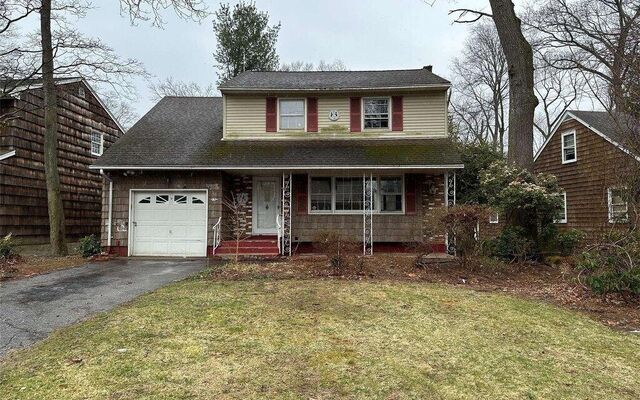 18 Locust Pl, Huntington Station, NY 11746 (House View)