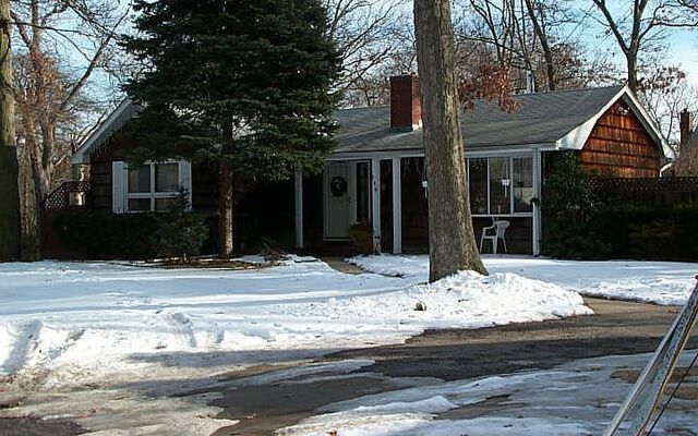 180 N Iowa Ave, Massapequa, NY 11758