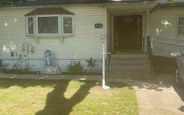 1861 Heckscher Ave, Bay Shore, NY 11706 (Porch)