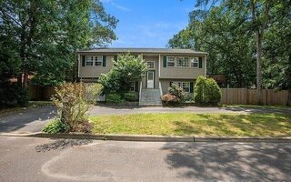 2 Pearl Pl, Greenlawn, NY 11740