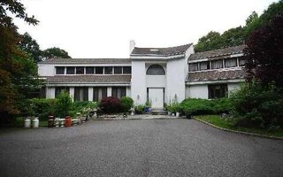 2 Centre View Dr, Oyster Bay, NY 11771