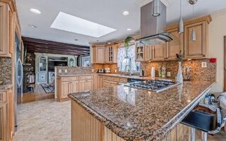 2 Godfrey Ln, Huntington, NY 11743