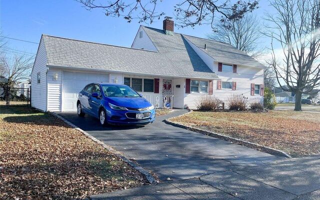 2 Shady Ln, Hicksville, NY 11801 (House View)