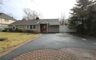 20 Piermont Ct, Melville, NY 11747